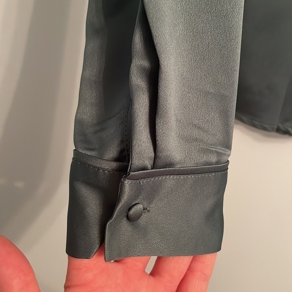 NWT Le Chateau Blouse With Button Details Pine Colour Sz S - Picture 5 of 7